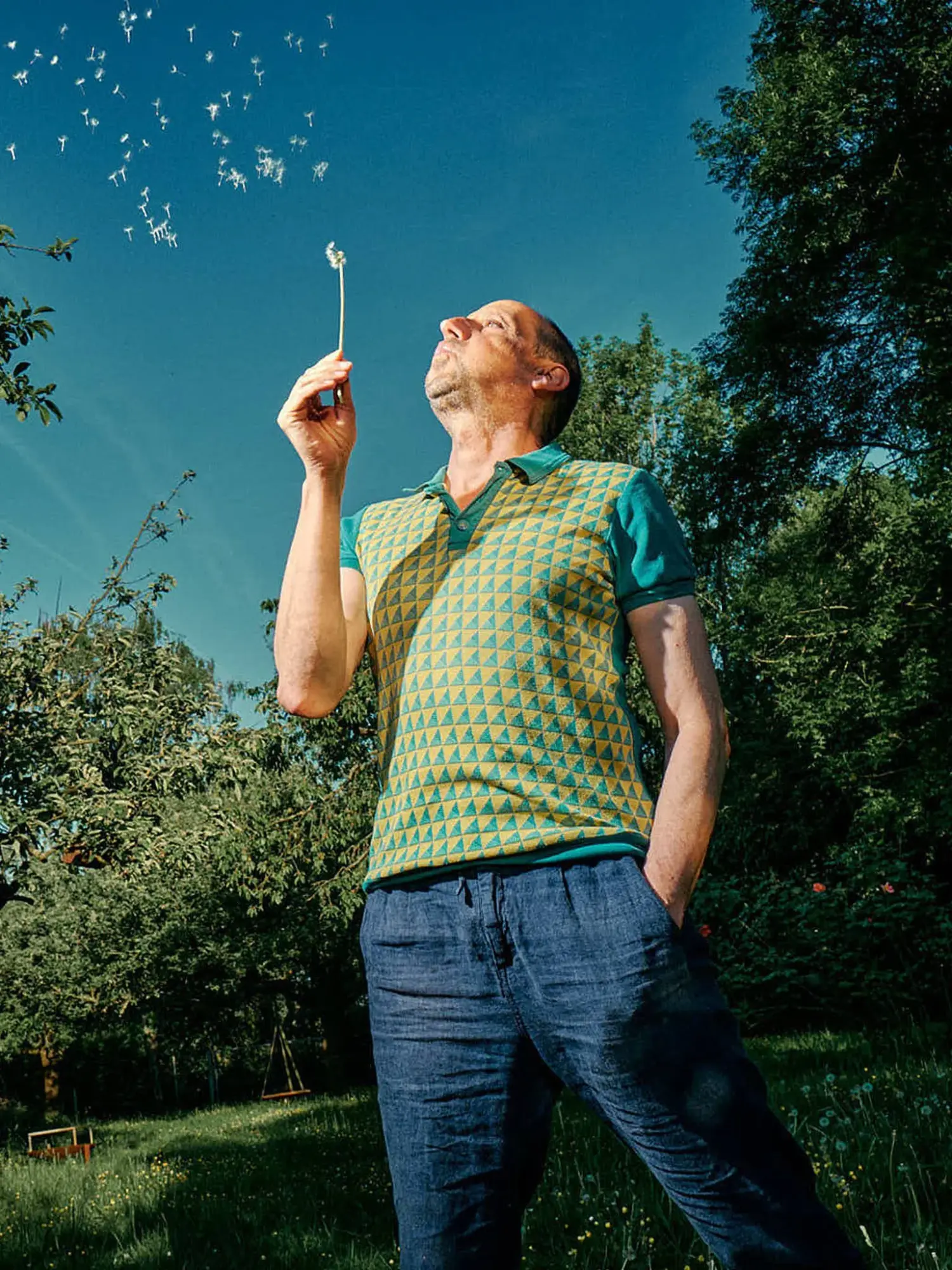 Mann im Freien bei sonnigem Wetter